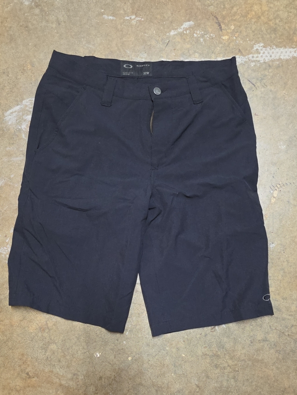 Oakley Men's Black Flat Front Performance Shorts Size 32 W